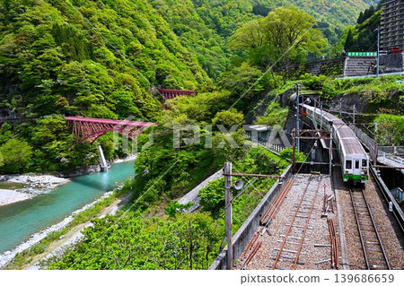 電車剛從宇奈月站出發。 電車剛從宇奈月站出發。 139686659