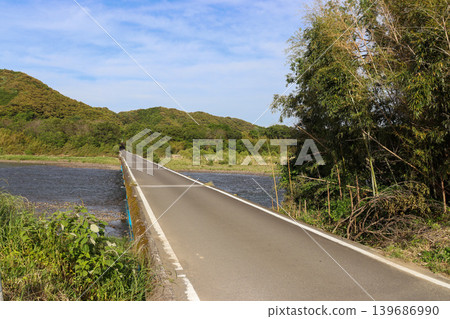 佐田潛水橋，位於高知縣四萬十市，周圍綠樹環繞。 139686990