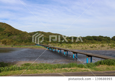 Sada Submersible Bridge, surrounded by fresh greenery in Shimanto City, Kochi Prefecture Sada Submersible Bridge, surrounded by fresh greenery in Shimanto City, Kochi Prefecture 139686993