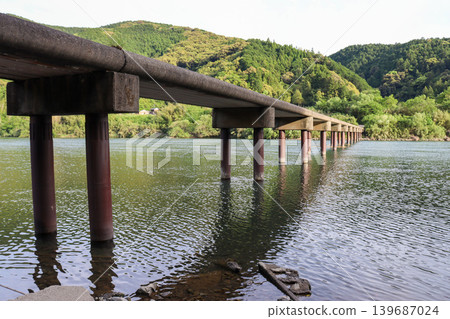 The Sanri Submersible Bridge in Shimanto City, Kochi Prefecture, surrounded by fresh greenery. 139687024