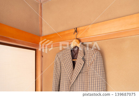 Hang a hook on the wall rail. Hang clothes on the wall rail. Hang a hook on the wall rail. Hang clothes on the wall rail. 139687075