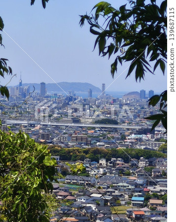 透過綠樹叢眺望福岡市。 139687115