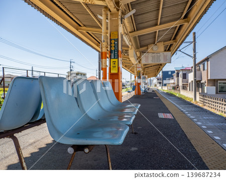 The Ryutetsu Nagareyama Line's Koganejoshi Station: 1 platform with 2 tracks and benches. The Ryutetsu Nagareyama Line's Koganejoshi Station: 1 platform with 2 tracks and benches. 139687234