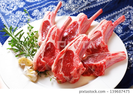 Lamb chops - A meat dish made by cutting lamb with the bone still attached and grilling it. Lamb chops - A meat dish made by cutting lamb with the bone still attached and grilling it. 139687475