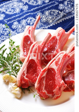 羊排－一種將帶骨羊肉切成塊，然後烤製而成的肉類菜餚。 139687476