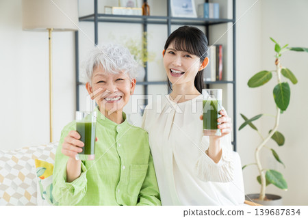 喝綠色果汁的老年和中年女性 139687834