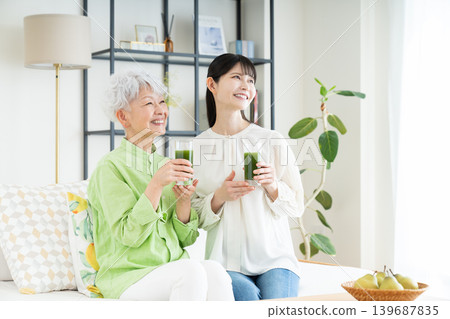 喝綠色果汁的老年和中年女性 喝綠色果汁的老年和中年女性 139687835