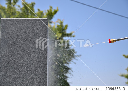 老人用高壓清洗機清洗墳墓 老人用高壓清洗機清洗墳墓 139687843