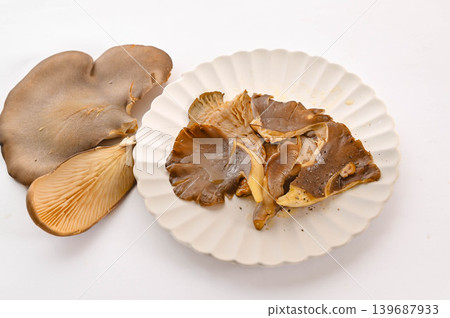 Butter-sautéed black abalone mushrooms and raw black abalone mushrooms Butter-sautéed black abalone mushrooms and raw black abalone mushrooms 139687933