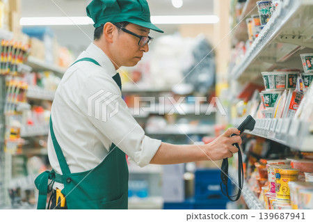 supermarket, salesperson, shop assistant 139687941