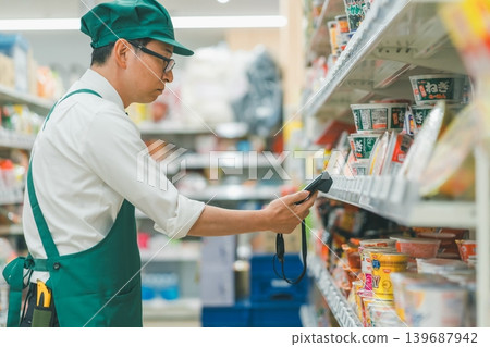 supermarket, salesperson, shop assistant 139687942