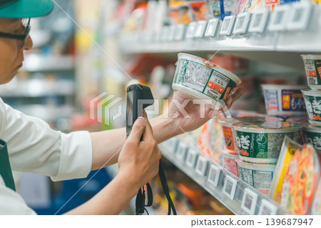 supermarket, salesperson, shop assistant 139687947