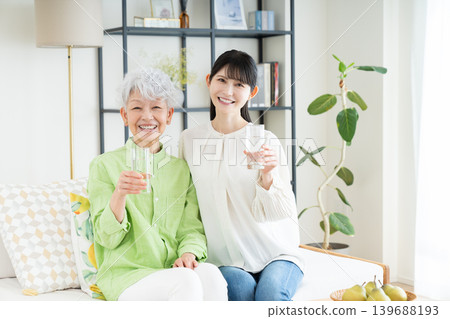 老年及中年婦女飲用礦泉水 老年及中年婦女飲用礦泉水 139688193