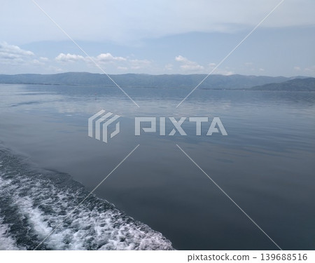 船舶在湖面上航行時所產生的推進波 船舶在湖面上航行時所產生的推進波 139688516