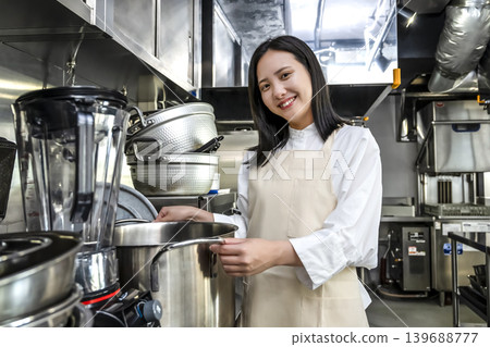 一位在商業廚房工作的年輕女子 | 烹飪工作圖片 139688777