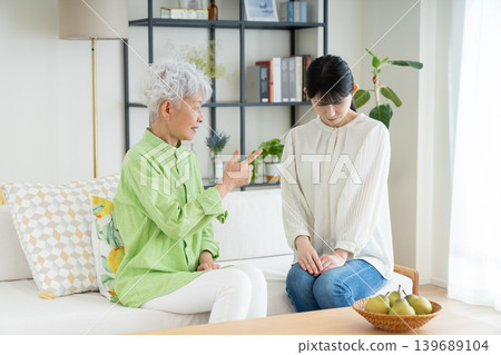 一位年長的母親訓斥了她中年的女兒。 139689104