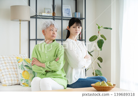 一位年長的母親和她中年的女兒發生了爭吵。 一位年長的母親和她中年的女兒發生了爭吵。 139689318