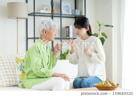 一位年長的母親和她中年的女兒發生了爭吵。 一位年長的母親和她中年的女兒發生了爭吵。 139689320