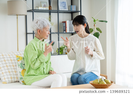 一位年長的母親和她中年的女兒發生了爭吵。 一位年長的母親和她中年的女兒發生了爭吵。 139689321
