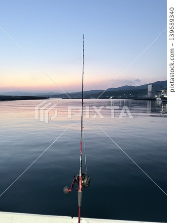 黎明時分釣魚 139689340