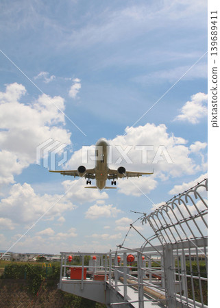 一架空中巴士A321飛越伊丹機場的千里川堤岸。 一架空中巴士A321飛越伊丹機場的千里川堤岸。 139689411