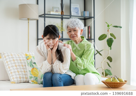 一位中年女兒和年邁的母親在客廳鬧彆扭。 139691688