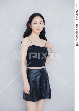 攝影棚拍攝中的女模特 攝影棚拍攝中的女模特 139692163