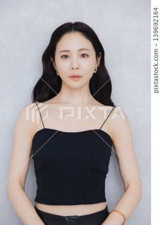 攝影棚拍攝中的女模特 攝影棚拍攝中的女模特 139692164