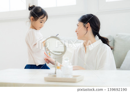 女孩和母親 女孩和母親 139692190