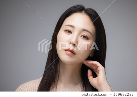 一位年輕的女士打他的臉頰 139692282
