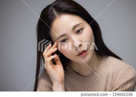 一位年輕的女士打他的臉頰 139692286