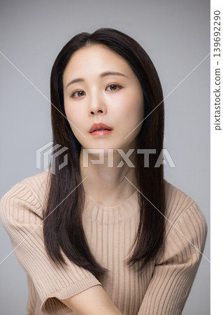 一位年輕的女士打他的臉頰 一位年輕的女士打他的臉頰 139692290
