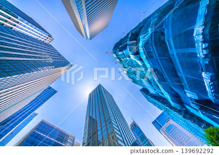 A new landscape of Tokyo's urban scenery. TOKYO TORCH: A cluster of cranes in Otemachi. An astonishing structure. Towards a breathtaking tower. 139692292