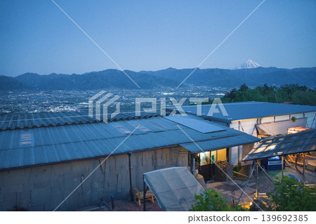 富士山夜景,山間小屋 富士山夜景,山間小屋 139692385