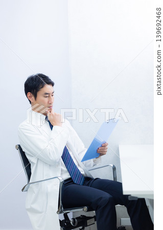 doctor in examination room doctor in examination room 139692468