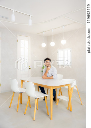 站立在廚房裡的一個人 139692559