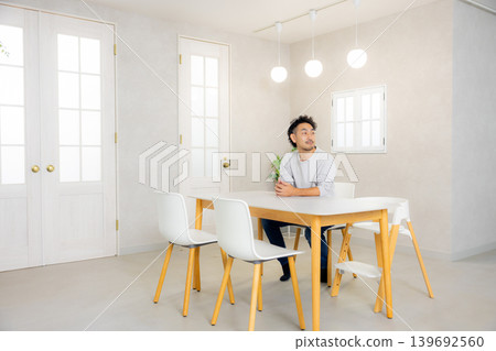 站立在廚房裡的一個人 139692560