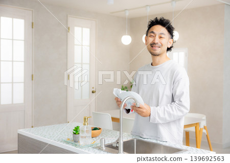 站立在廚房裡的一個人 站立在廚房裡的一個人 139692563