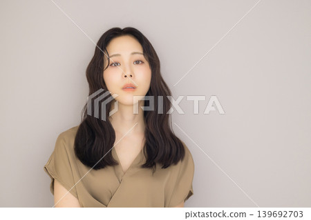 拎著米色包的女人 拎著米色包的女人 139692703