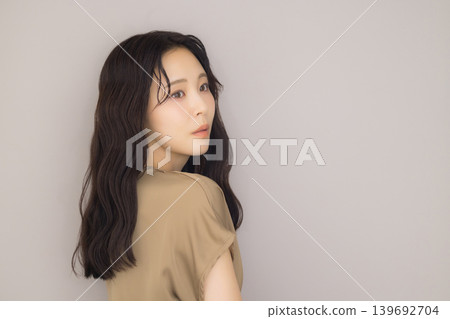 Woman with a beige bag 139692704