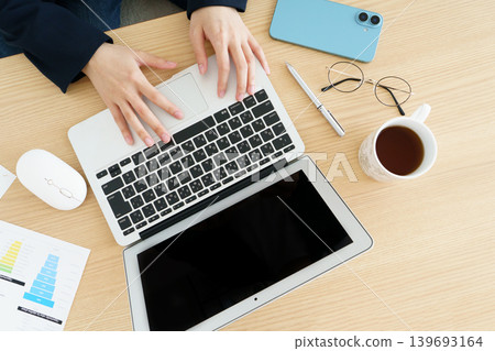 婦女手戴著筆記本電腦 婦女手戴著筆記本電腦 139693164