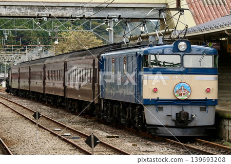 EF60-19 and old-style passenger cars EF60-19 and old-style passenger cars 139693208