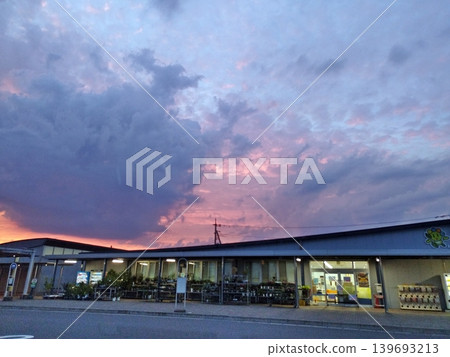 Roadside Station Ota at dusk (June 24, 2024) Cloud paintings created by fiery, intricate clouds. The station building is unfortunately closed at 7 PM. 139693213