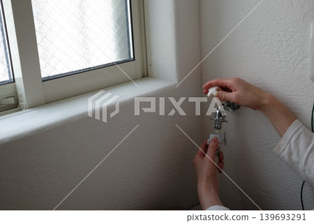 Removing the washing machine hose (female) 139693291