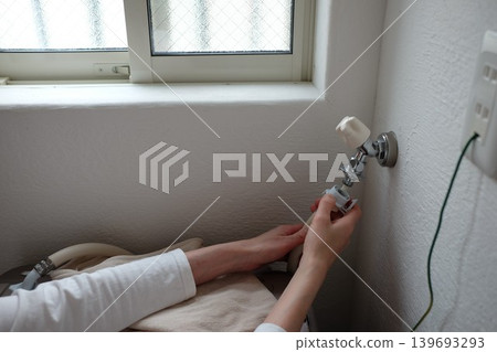Removing the washing machine hose (female) 139693293