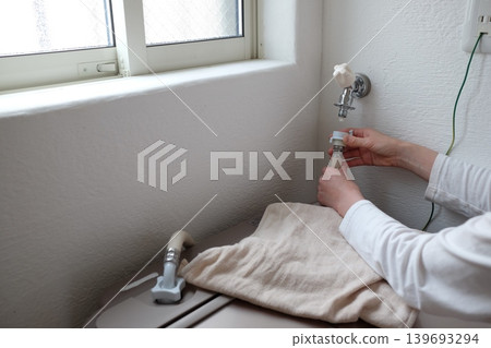 Removing the washing machine hose (female) 139693294