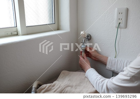 Removing the washing machine hose (female) 139693296