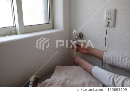 Removing the washing machine hose (female) 139693299