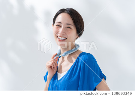 女子配戴降溫戒指(夏季,預防中暑) 女子配戴降溫戒指(夏季,預防中暑) 139693349