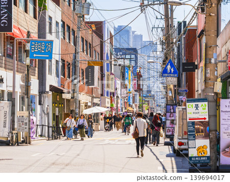 Seoul, Seongsu Main Street *Partially in soft focus Seoul, Seongsu Main Street *Partially in soft focus 139694017